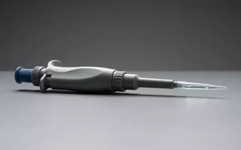 Fotorealistische Studioaufnahme von Laborpipette zum Thema Sartorius Pipette, ISIN FR0013154002, klare Lichtfuehrung - Foto: THN