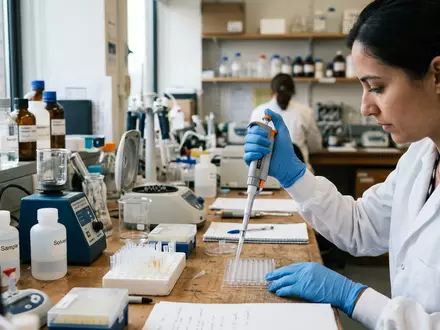 Fotorealistische Aufnahme von Laborpipette im Labor zum Thema Sartorius Pipette, ISIN FR0013154002, natuerliches Licht - Foto: THN
