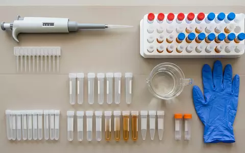 Flatlay-Arrangement rund um Laborpipette zum Thema Sartorius Pipette, ISIN FR0013154002, weiches Oberlicht - Foto: THN