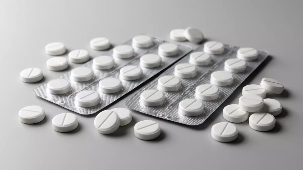 Fotorealistische Studioansicht von Schmerztabletten in neutraler Produktdarstellung