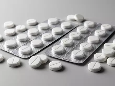 Fotorealistische Studioaufnahme von Schmerztabletten zum Thema Thomapyrin, ISIN FR0000120578, klare Lichtfuehrung, sachlich dargestellt - Foto: THN