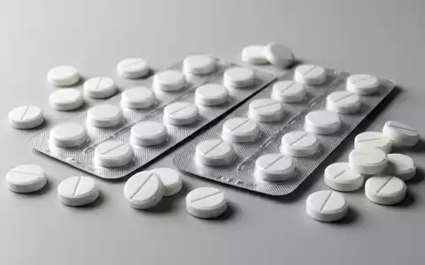 Fotorealistische Studioaufnahme von Schmerztabletten zum Thema Thomapyrin, ISIN FR0000120578, klare Lichtfuehrung, sachlich dargestellt - Foto: THN