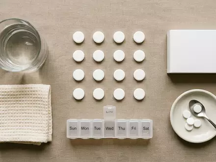 Flatlay-Arrangement rund um Schmerztabletten zum Thema Thomapyrin, ISIN FR0000120578, weiches Oberlicht, sachlich dargestellt - Foto: THN
