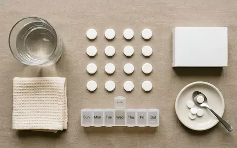 Flatlay-Arrangement rund um Schmerztabletten zum Thema Thomapyrin, ISIN FR0000120578, weiches Oberlicht, sachlich dargestellt - Foto: THN