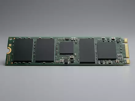 Fotorealistische Studioaufnahme von Solid-State-Laufwerk zum Thema Seagate IronWolf, ISIN IE00B18S7B29, klare Lichtfuehrung - Foto: THN