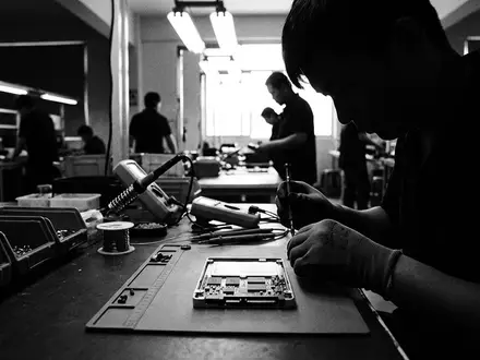 Schwarzweiss-Reportage mit Solid-State-Laufwerk zum Thema Seagate IronWolf, ISIN IE00B18S7B29, hoher Kontrast, sachlich dargestellt - Foto: THN