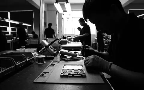 Schwarzweiss-Reportage mit Solid-State-Laufwerk zum Thema Seagate IronWolf, ISIN IE00B18S7B29, hoher Kontrast, sachlich dargestellt - Foto: THN