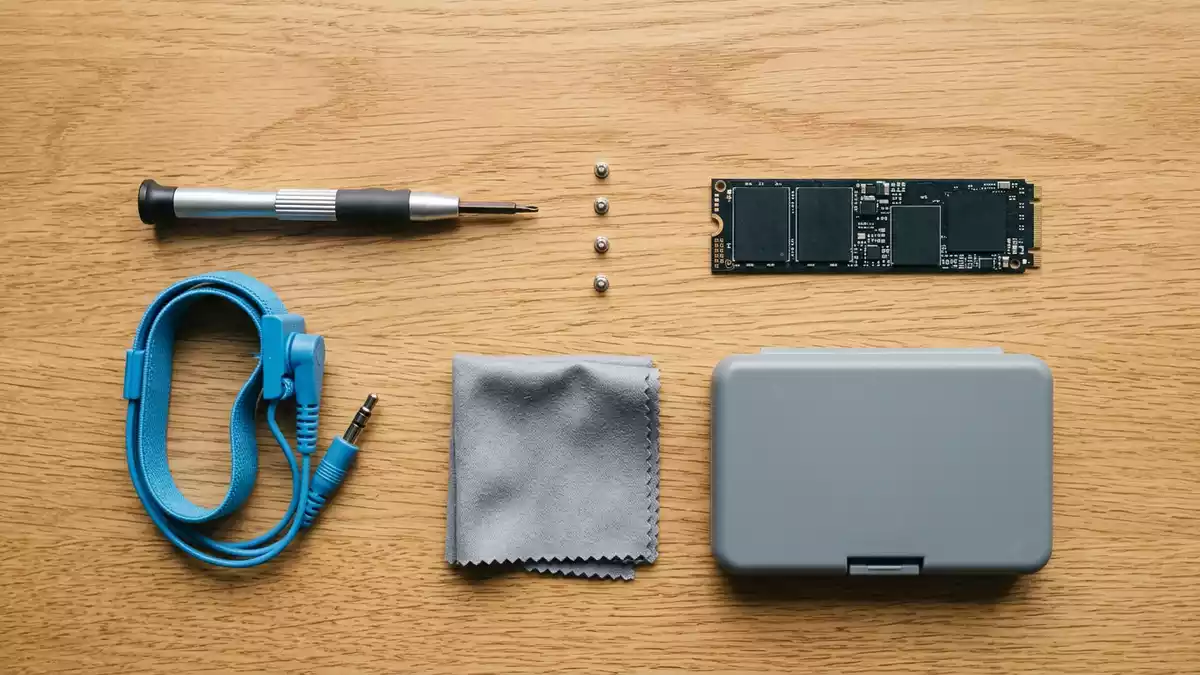 Flatlay-Arrangement rund um Solid-State-Laufwerk mit passenden Requisiten von oben