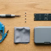 Flatlay-Arrangement rund um Solid-State-Laufwerk zum Thema Seagate IronWolf, ISIN IE00B18S7B29, weiches Oberlicht - Foto: THN