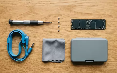 Flatlay-Arrangement rund um Solid-State-Laufwerk zum Thema Seagate IronWolf, ISIN IE00B18S7B29, weiches Oberlicht - Foto: THN