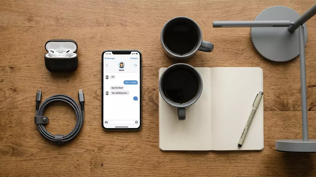 Flatlay-Arrangement rund um Messenger-App mit passenden Requisiten von oben, neutral