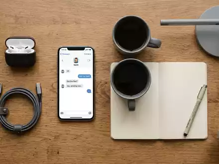 Flatlay-Arrangement rund um Messenger-App zum Thema Slack Messenger, ISIN US79466L3024, weiches Oberlicht - Foto: THN