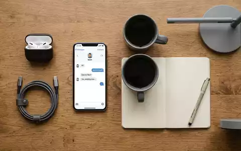 Flatlay-Arrangement rund um Messenger-App zum Thema Slack Messenger, ISIN US79466L3024, weiches Oberlicht - Foto: THN