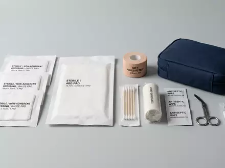 Fotorealistische Studioaufnahme von Wundverband zum Thema McKesson Wundversorgung, ISIN US58155Q1031, klare Lichtfuehrung - Foto: THN