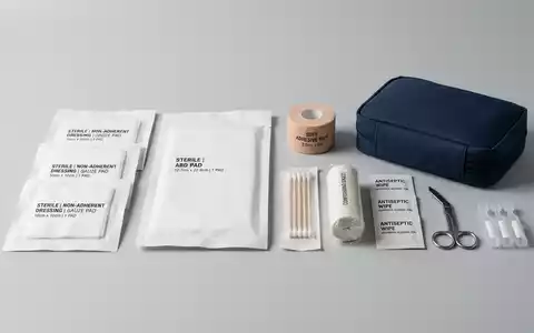 Fotorealistische Studioaufnahme von Wundverband zum Thema McKesson Wundversorgung, ISIN US58155Q1031, klare Lichtfuehrung - Foto: THN