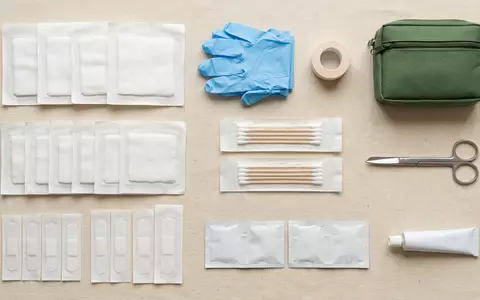 Flatlay-Arrangement rund um Wundverband zum Thema McKesson Wundversorgung, ISIN US58155Q1031, weiches Oberlicht - Foto: THN