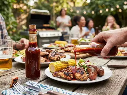 Fotorealistische Aufnahme von Chilisauce beim Grillen zum Thema Frank's RedHot Sauce, ISIN US5797802064, natuerliches Licht - Foto: THN