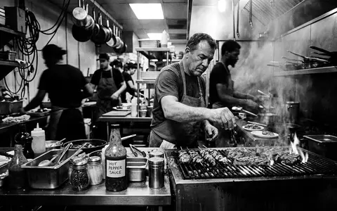 Schwarzweiss-Reportage mit Chilisauce zum Thema Frank's RedHot Sauce, ISIN US5797802064, hoher Kontrast - Foto: THN