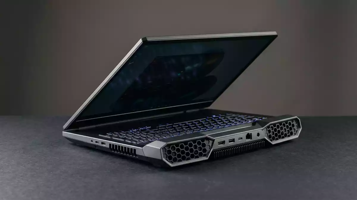 Fotorealistische Studioansicht von Gaming-Laptop in neutraler Produktdarstellung