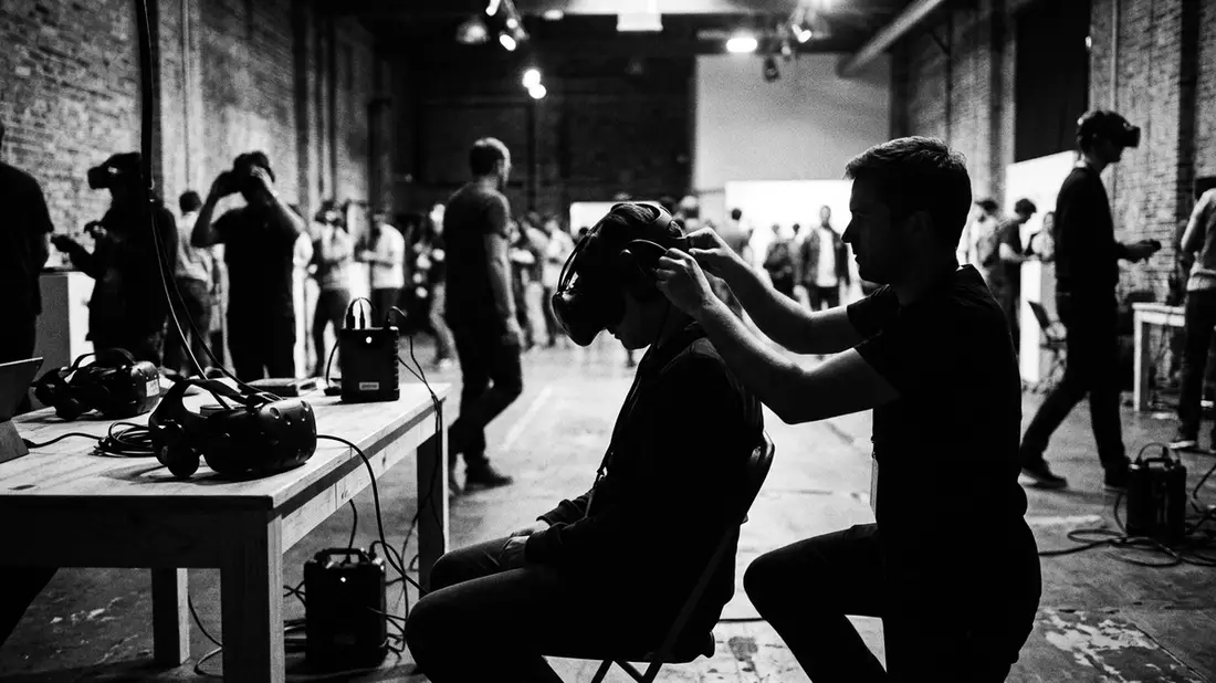 Schwarzweiss-Reportagebild mit VR-Headset in dokumentarischer Arbeitsumgebung, neutral