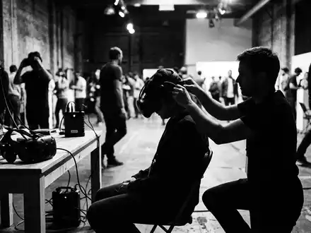 Schwarzweiss-Reportage mit VR-Headset zum Thema Oculus Quest 3, ISIN US30303M1027, hoher Kontrast - Foto: THN