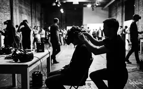 Schwarzweiss-Reportage mit VR-Headset zum Thema Oculus Quest 3, ISIN US30303M1027, hoher Kontrast - Foto: THN