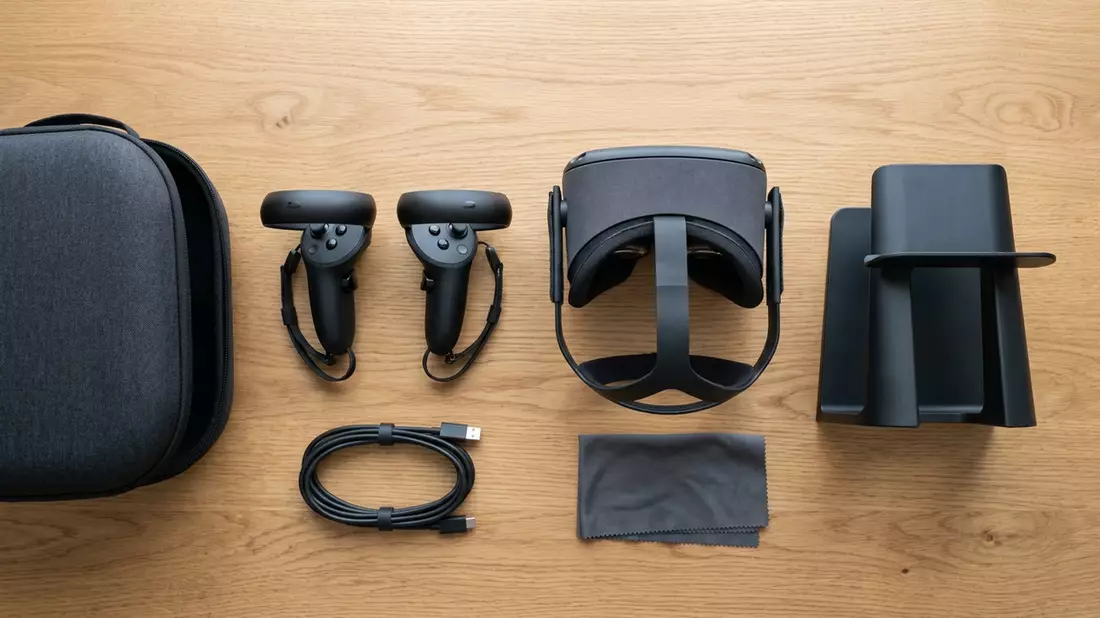 Flatlay-Arrangement rund um VR-Headset mit passenden Requisiten von oben, neutral