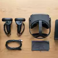 Flatlay-Arrangement rund um VR-Headset zum Thema Oculus Quest 3, ISIN US30303M1027, weiches Oberlicht - Foto: THN