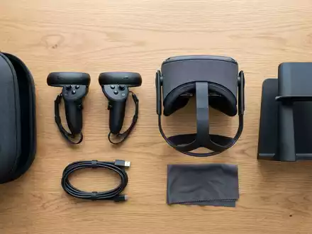 Flatlay-Arrangement rund um VR-Headset zum Thema Oculus Quest 3, ISIN US30303M1027, weiches Oberlicht - Foto: THN