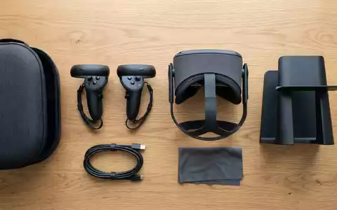 Flatlay-Arrangement rund um VR-Headset zum Thema Oculus Quest 3, ISIN US30303M1027, weiches Oberlicht - Foto: THN