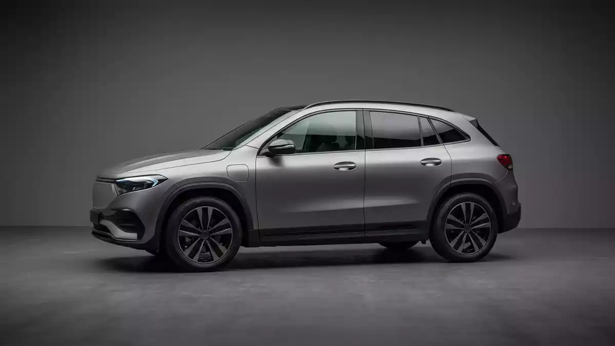 Fotorealistische Studioansicht von Elektro-SUV in neutraler Produktdarstellung
