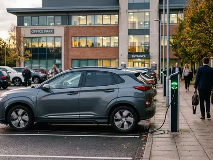 Fotorealistische Aufnahme von Elektro-SUV an der Ladesäule zum Thema Mercedes EQA, ISIN DE0007100000, natuerliches Licht - Foto: THN