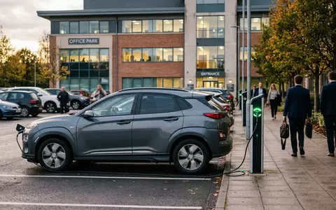 Fotorealistische Aufnahme von Elektro-SUV an der Ladesäule zum Thema Mercedes EQA, ISIN DE0007100000, natuerliches Licht - Foto: THN