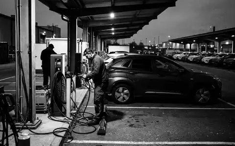 Schwarzweiss-Reportage mit Elektro-SUV zum Thema Mercedes EQA, ISIN DE0007100000, hoher Kontrast, sachlich dargestellt - Foto: THN