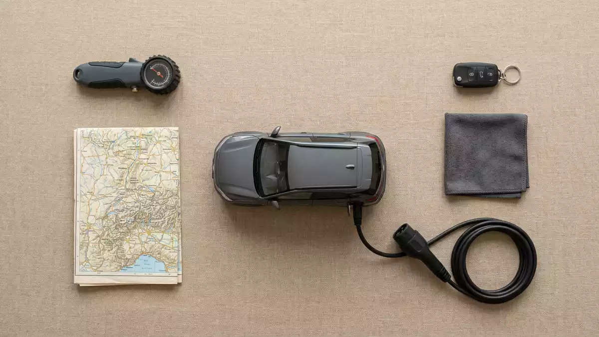 Flatlay-Arrangement rund um Elektro-SUV mit passenden Requisiten von oben, neutral