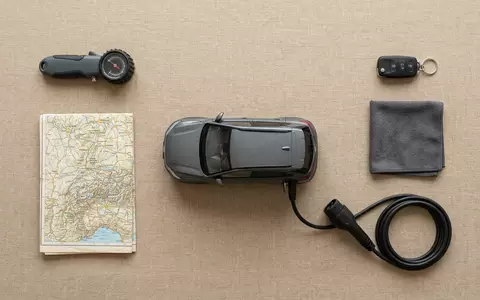 Flatlay-Arrangement rund um Elektro-SUV zum Thema Mercedes EQA, ISIN DE0007100000, weiches Oberlicht - Foto: THN