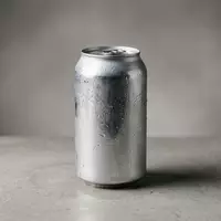 Fotorealistische Studioaufnahme von Leichtbier zum Thema Miller Lite, ISIN US60871R2094, klare Lichtfuehrung - Foto: THN
