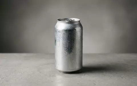 Fotorealistische Studioaufnahme von Leichtbier zum Thema Miller Lite, ISIN US60871R2094, klare Lichtfuehrung - Foto: THN