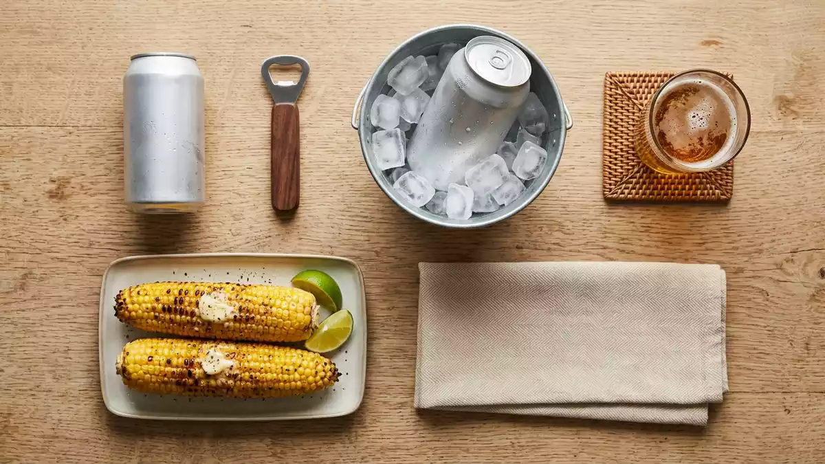 Flatlay-Arrangement rund um Leichtbier mit passenden Requisiten von oben, neutral