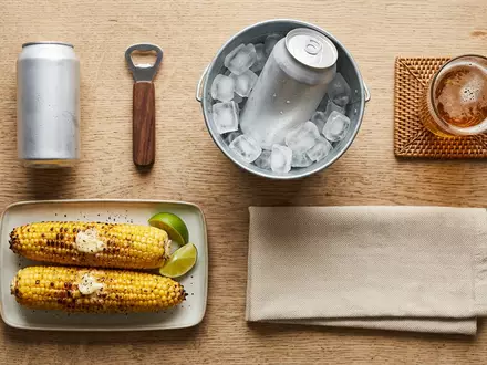 Flatlay-Arrangement rund um Leichtbier zum Thema Miller Lite, ISIN US60871R2094, weiches Oberlicht - Foto: THN