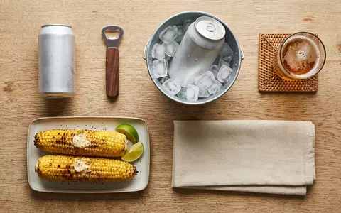 Flatlay-Arrangement rund um Leichtbier zum Thema Miller Lite, ISIN US60871R2094, weiches Oberlicht - Foto: THN