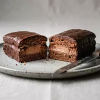 Fotorealistische Studioaufnahme von Schokoladenkuchenriegel zum Thema Milka Tender, ISIN US6092071058, klare Lichtfuehrung - Foto: THN