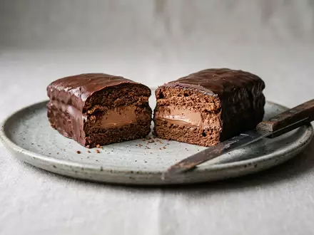 Fotorealistische Studioaufnahme von Schokoladenkuchenriegel zum Thema Milka Tender, ISIN US6092071058, klare Lichtfuehrung - Foto: THN