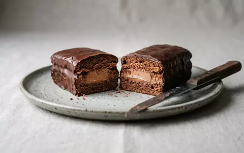 Fotorealistische Studioaufnahme von Schokoladenkuchenriegel zum Thema Milka Tender, ISIN US6092071058, klare Lichtfuehrung - Foto: THN
