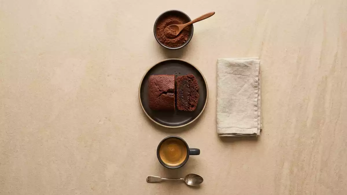 Flatlay-Arrangement rund um Schokoladenkuchenriegel mit passenden Requisiten von oben
