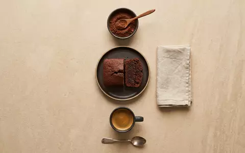 Flatlay-Arrangement rund um Schokoladenkuchenriegel zum Thema Milka Tender, ISIN US6092071058, weiches Oberlicht - Foto: THN