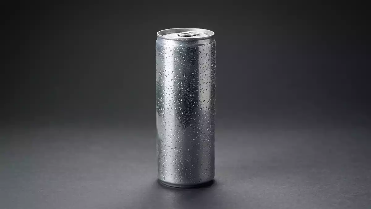 Fotorealistische Studioansicht von Energy-Drink in neutraler Produktdarstellung