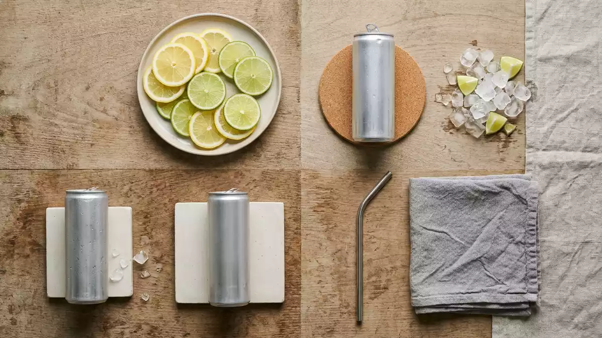 Flatlay-Arrangement rund um Energy-Drink mit passenden Requisiten von oben, neutral