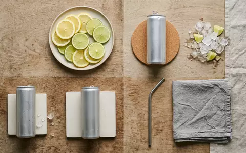 Flatlay-Arrangement rund um Energy-Drink zum Thema Monster Energy, ISIN US61174X1090, weiches Oberlicht - Foto: THN