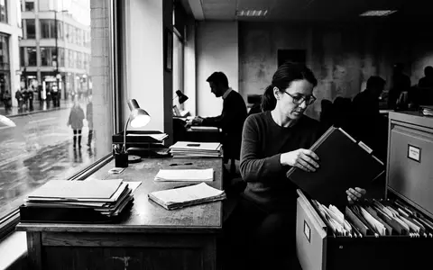 Schwarzweiss-Reportage mit Dokumentenmappe zum Thema Prudential Versicherung, ISIN GB0007099541, hoher Kontrast, sachlich dargestellt - Foto: THN